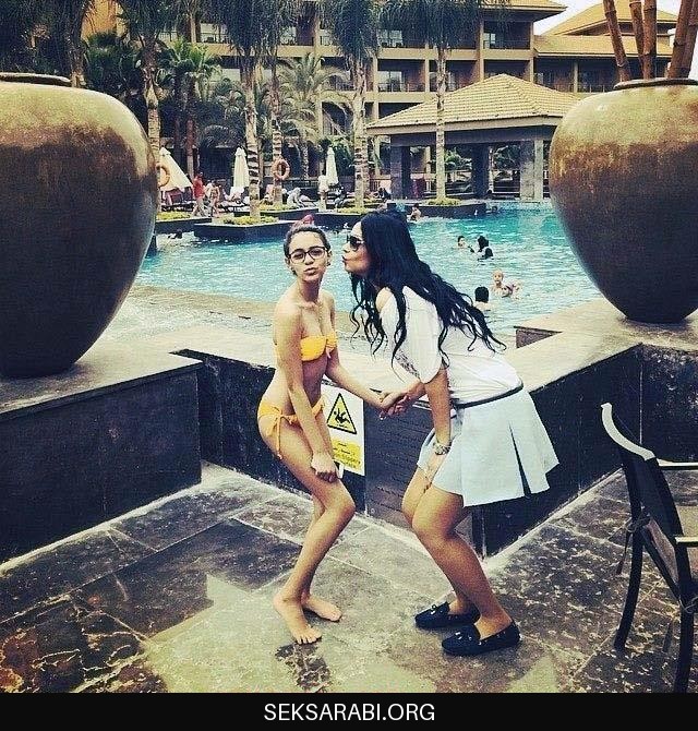 سحاق مع بنت بالبكيني بالمايوه