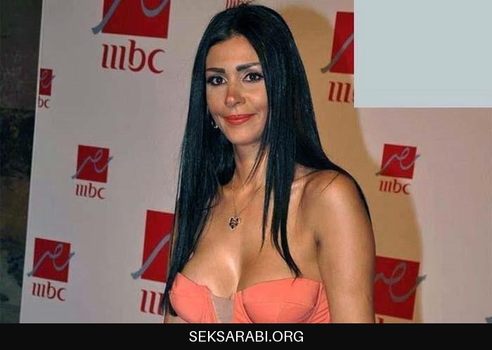 فضيحة بزاز شبه عارية